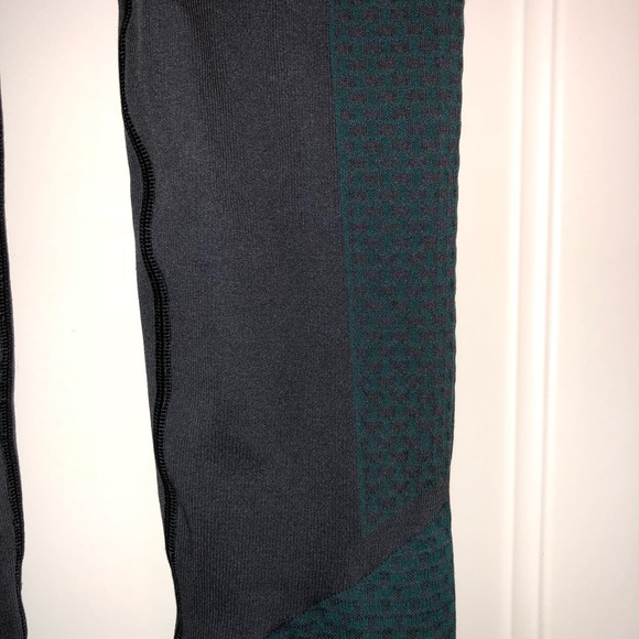 Lululemon grey Lycra tight leggings - Picture 6 of 7